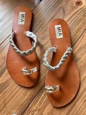MIA Limited Edition White Braided Toe Loop Flat Sandals Size 9